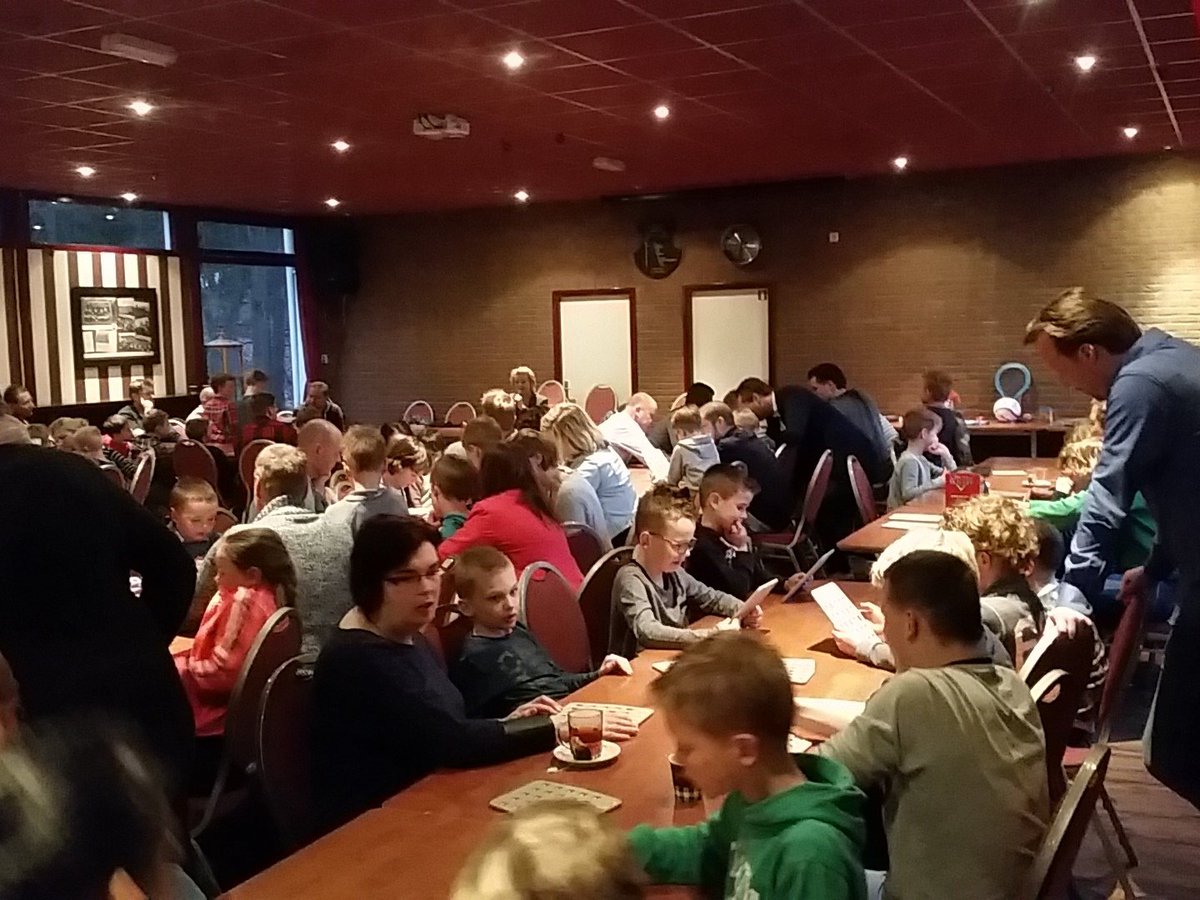RobvanEgmond's tweet photo. Prrrrrrrijzen dames en heren! De kantine zit vol met zenuwachtige F-jes die allemaal strijden voor de mooie prijzen! https://t.co/ccvE6LSmP0
