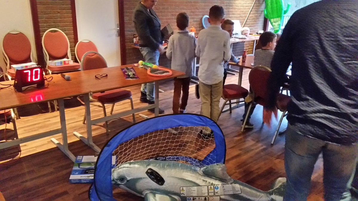 RobvanEgmond's tweet photo. Prrrrrrrijzen dames en heren! De kantine zit vol met zenuwachtige F-jes die allemaal strijden voor de mooie prijzen! https://t.co/ccvE6LSmP0