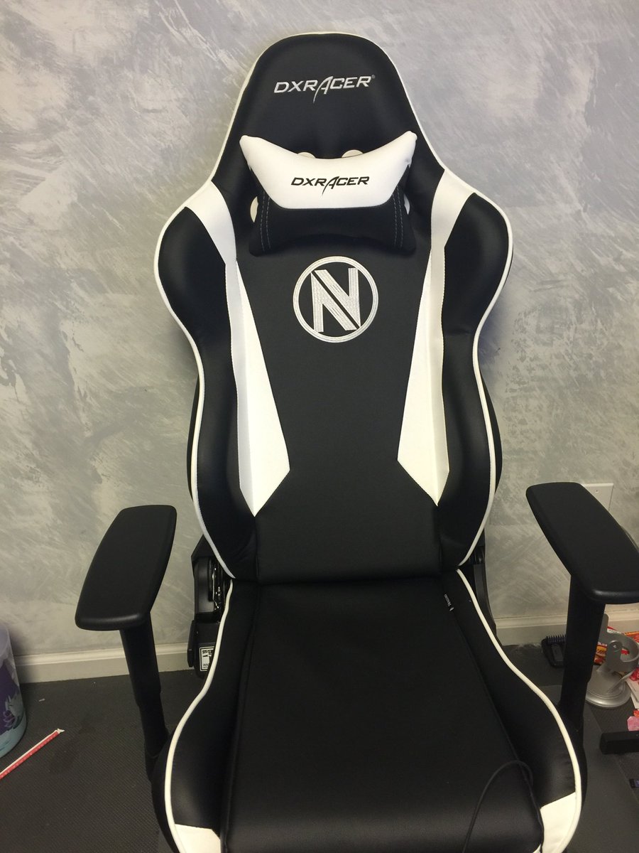 BMikey_'s tweet photo. @TeamEnVyUs Loving the new chair  @DXRacer https://t.co/oRD1n0XaMP