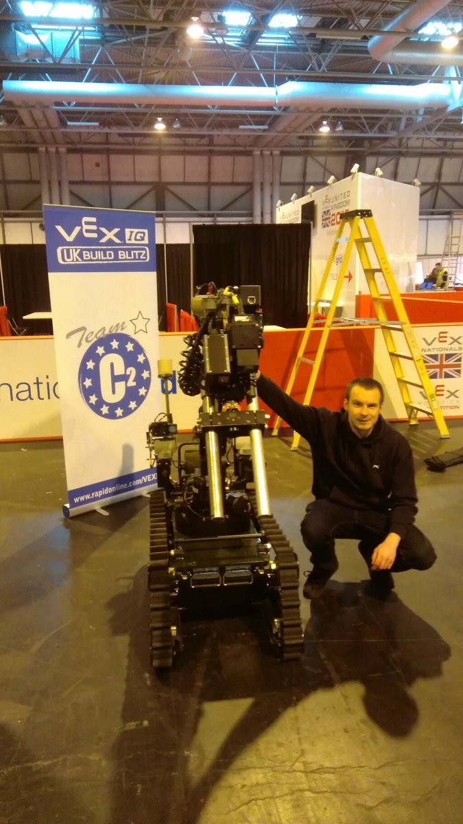 SmoothOpsVEX's tweet photo. When your robot is slightly over the 18 inch limit #VEXbanter https://t.co/XrRmIM8kJ9