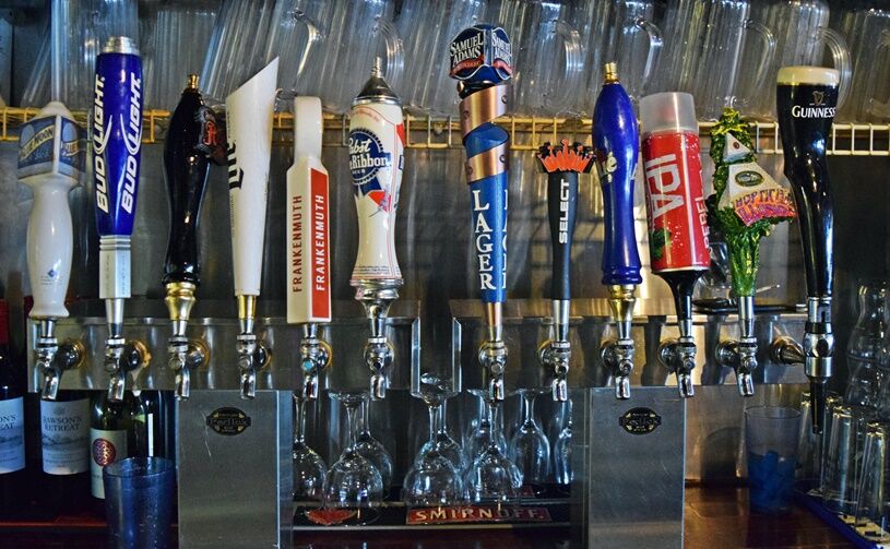 HoopsSportsMI's tweet photo. It’s the end of another long week. Time to kick back and relax after work with your friends and a few cold brews. https://t.co/XZFG1xo4xL