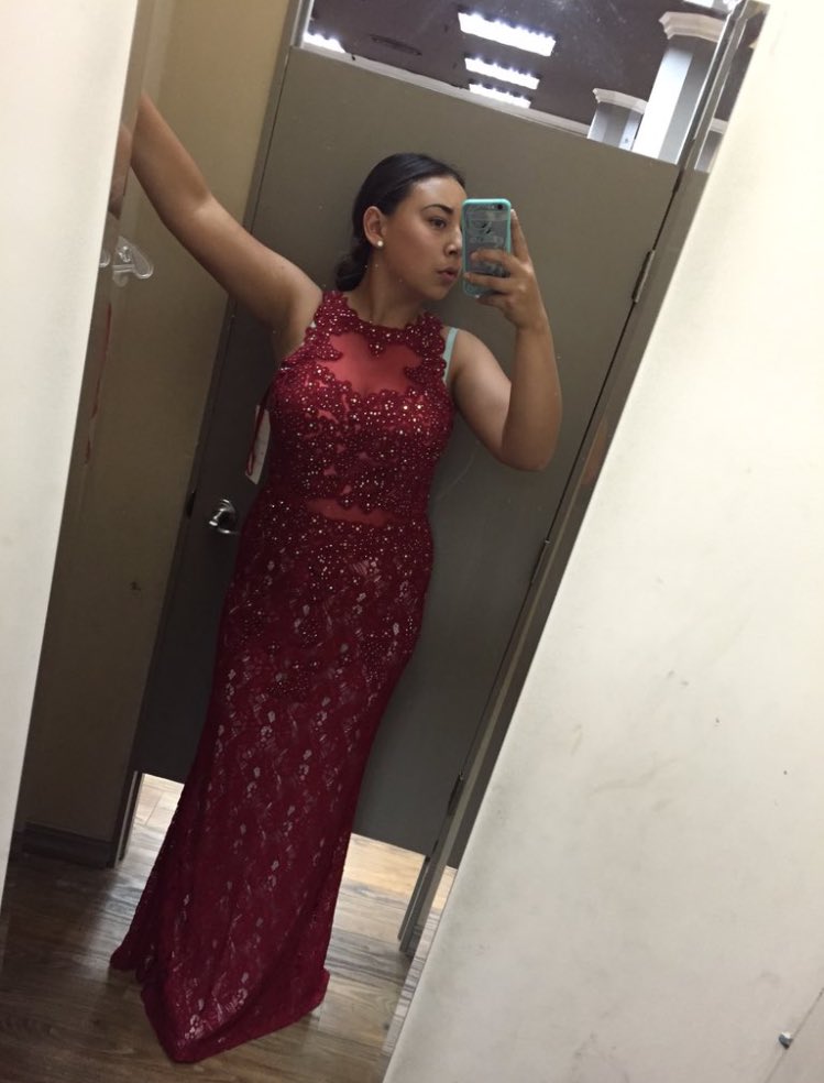 2016_PROM_PICS's tweet photo. @salsueee is selling this burgundy prom dress!! size large and originally paid $400 but only selling for $180!! https://t.co/pPOgfnENuk