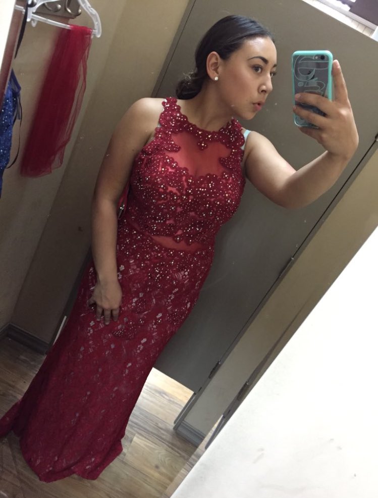 2016_PROM_PICS's tweet photo. @salsueee is selling this burgundy prom dress!! size large and originally paid $400 but only selling for $180!! https://t.co/pPOgfnENuk