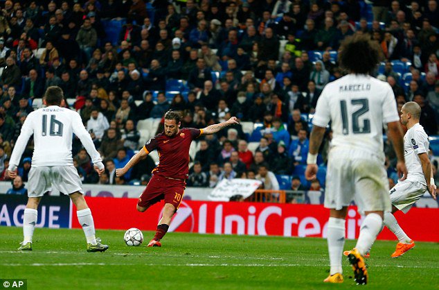 FutbolCrew_'s tweet photo. #MERCADOCREW l Totti sueña el Bérnabeu... ¡Y Florentino le ha ofrecido acabar su carrera en Madrid! SERÁ CIERTO? https://t.co/1yW0kganQ7
