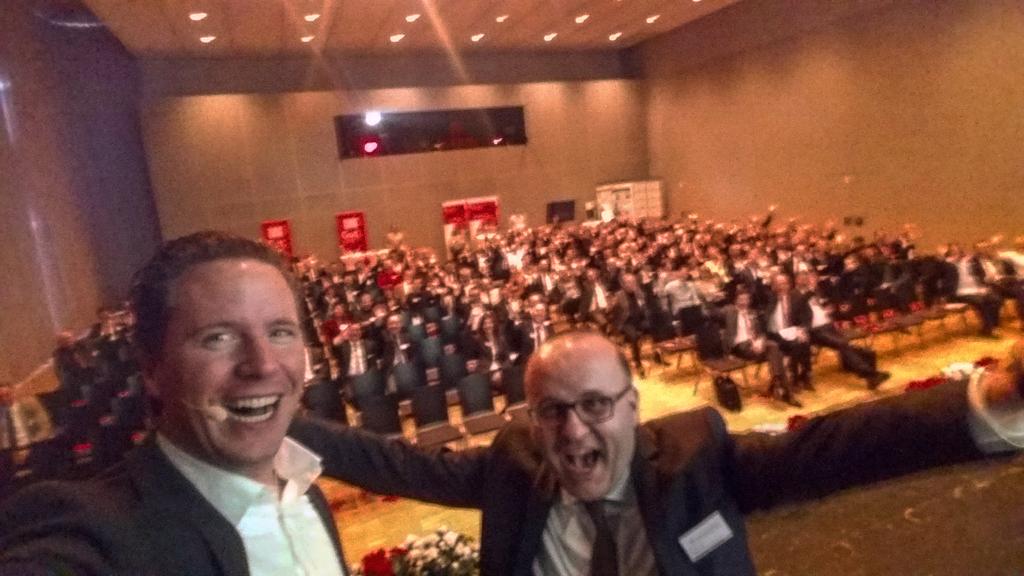 KlemensSkibicki's tweet photo. Schön, wenn der moderator so freut, dass ich ihn zum #speakerselfie einlade #profski #convidera #göppingen https://t.co/EHYd1mNuNa