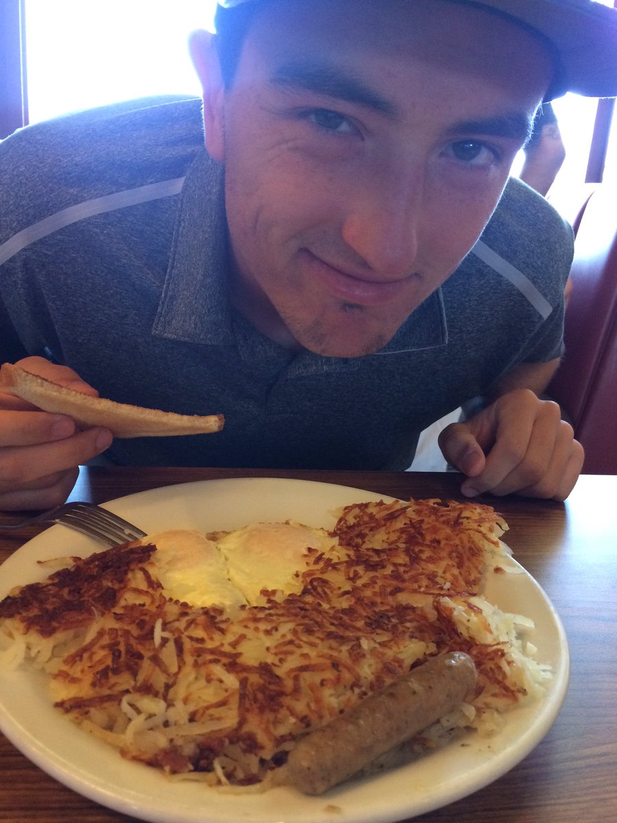 jordan_yeager's tweet photo. When she says she likes guys who eat a lot of hash browns๐ #HashItUp https://t.co/Xy7IAClEdr