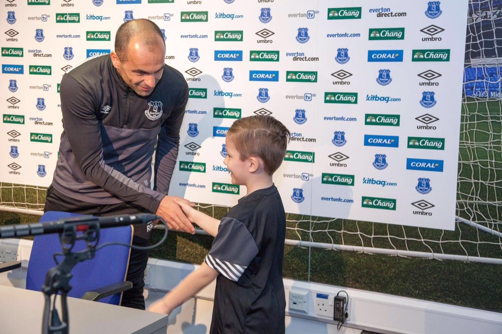 regogriz's tweet image. This me #miniroberto thanks @Everton and @gerardeulofeu,had the best day can't wait till Saturday #loveevertonme