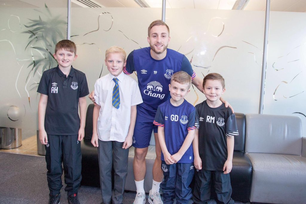 regogriz's tweet image. This me #miniroberto thanks @Everton and @gerardeulofeu,had the best day can't wait till Saturday #loveevertonme