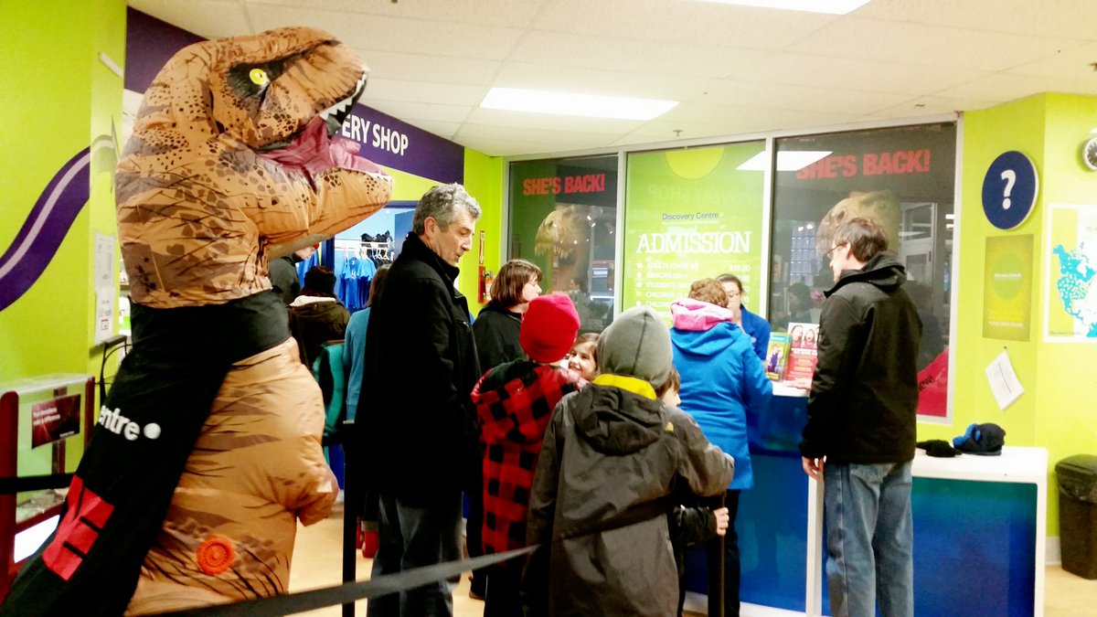 DiscoveryCntr's tweet photo. Looks like #SUE's biggest fan made it in today for the last day of #MarchBreak! Welcome #SUEperSTU! #HighTwo https://t.co/m2wRBIGExT