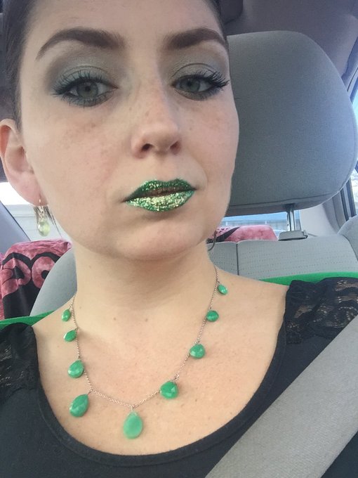 I forgot to show you guys my green two tone lips yesterday! https://t.co/aQN3Sj9OR6<a href="/tag/natural"class="tags"><span>#natural</span></a><a href="/tag/nomakeup"class="tags"><span>#nomakeup</span></a><a href="/tag/hangout"class="tags"><span>#hangout</span></a>