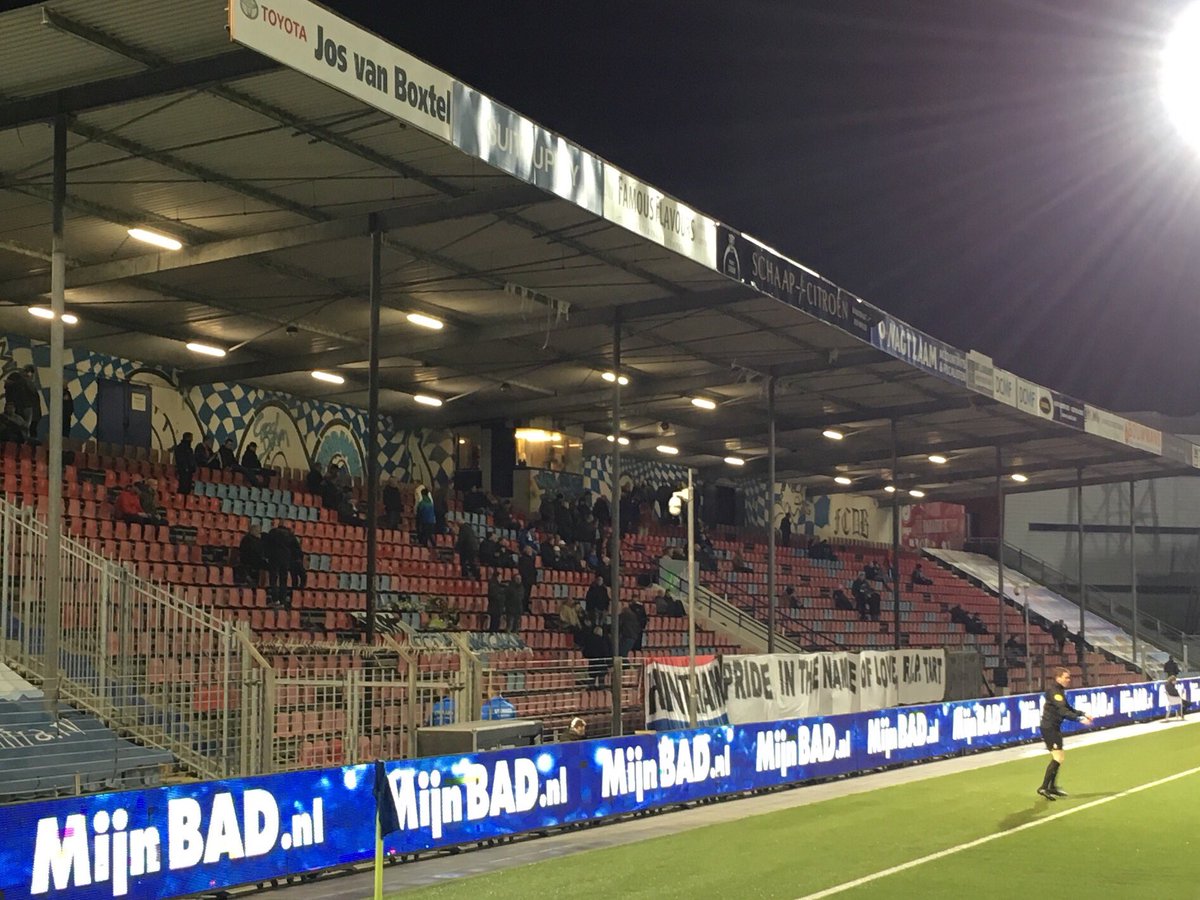 Oude garde Vak G legt zojuist bloemen weg op vak <a href="/MSideDB/">M-Side Den Bosch</a> ivm overleden supporter fcdb. Mooi gebaar. #RIP #Tart