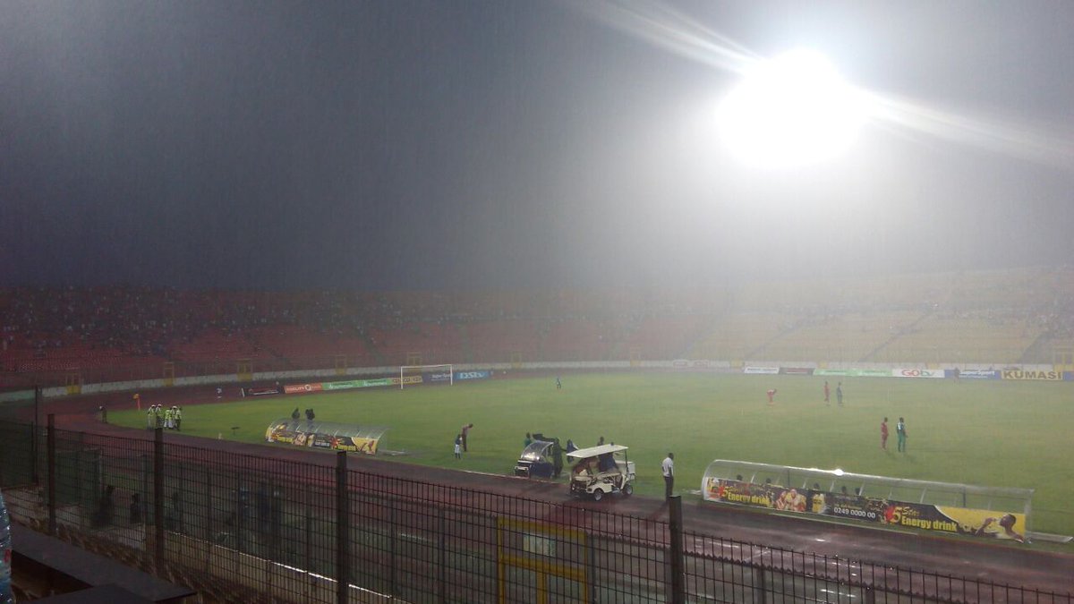 FootyGhana's tweet photo. Situation Baba Yara: The downpour doesn't look like ceasing. Can the game go full length? The ref decides.  #KotHas https://t.co/NtAqoP1IUL