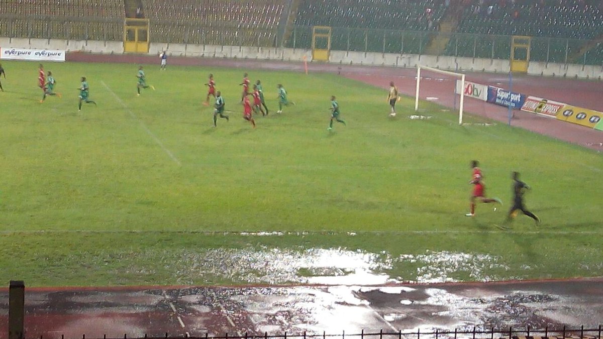 FootyGhana's tweet photo. Situation Baba Yara: The downpour doesn't look like ceasing. Can the game go full length? The ref decides.  #KotHas https://t.co/NtAqoP1IUL