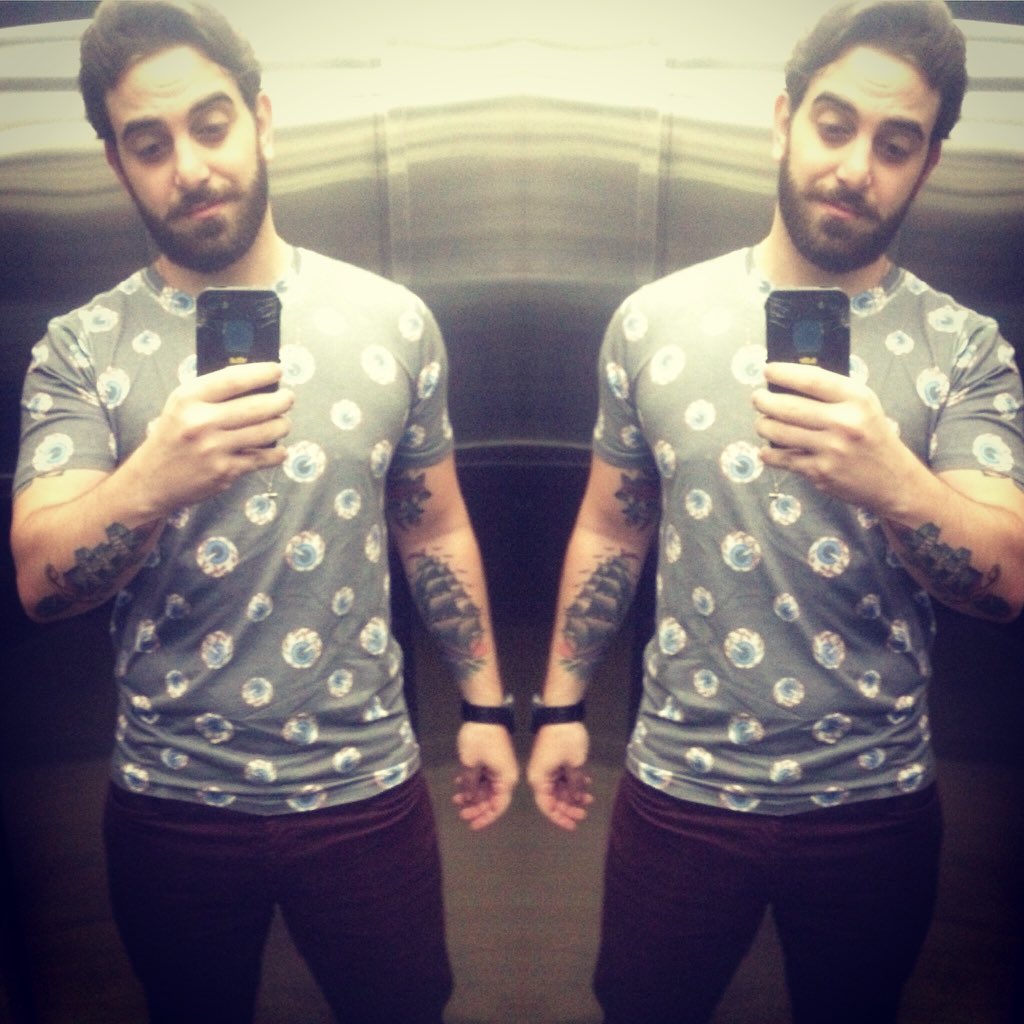 Gabs_SaintDogs's tweet photo. Se grampearem meu telefone só vão me pegar ligando pra pizzaria kkkkk https://t.co/DabSsP30JP