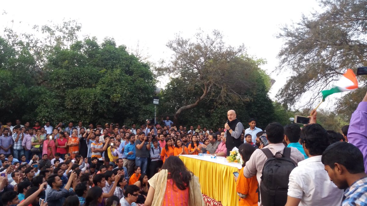 abvpjnu's tweet photo. We got overwhelmed response today's for @AnupamPkher & @vivekagnihotri movie #BuddhaInATrafficJam at #JNUAdminBlock. https://t.co/cBP10SENVA