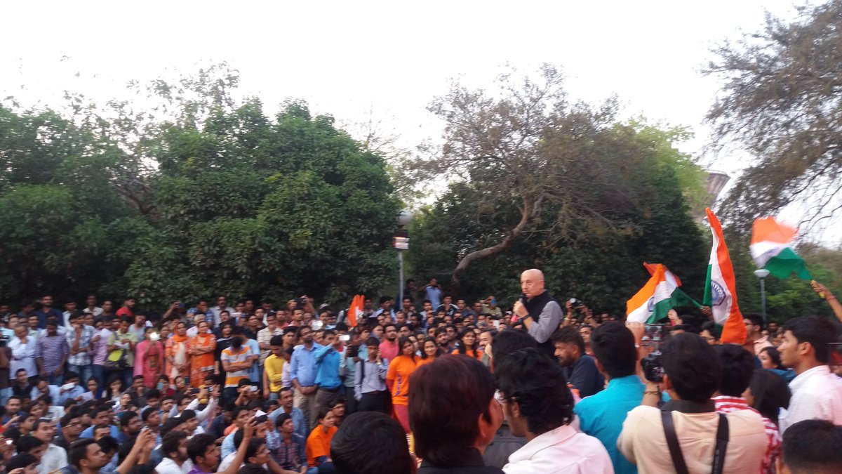 abvpjnu's tweet photo. We got overwhelmed response today's for @AnupamPkher & @vivekagnihotri movie #BuddhaInATrafficJam at #JNUAdminBlock. https://t.co/cBP10SENVA