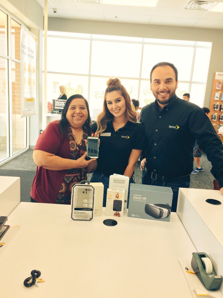 SprintCapitol_W's tweet photo. Keeping Sprint customers 100% satisfied! @louisgaribay @marceloclaure @SprintCentralTX https://t.co/GQlFsQUt3y