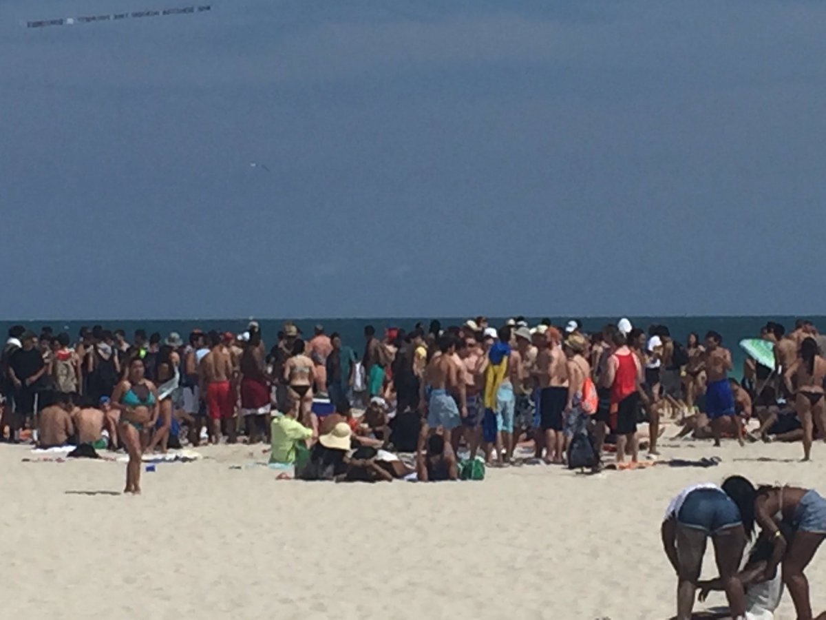 MiamiBeachPD's tweet photo. A current look at #MiamiBeach near 8th street, great crowds.  Enjoy yourself but be responsible! #KeepMBClean 🚮 https://t.co/FcZw2Jk8Sl