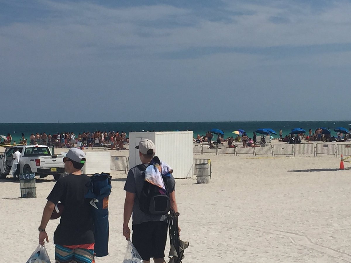 MiamiBeachPD's tweet photo. A current look at #MiamiBeach near 8th street, great crowds.  Enjoy yourself but be responsible! #KeepMBClean 🚮 https://t.co/FcZw2Jk8Sl