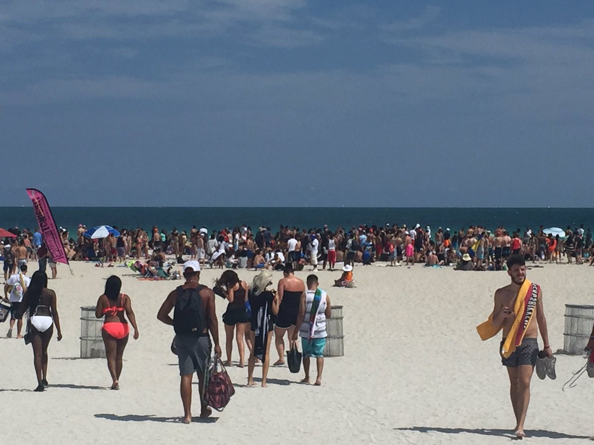 A current look at #MiamiBeach near 8th street, great crowds.  Enjoy yourself but be responsible! #KeepMBClean 🚮