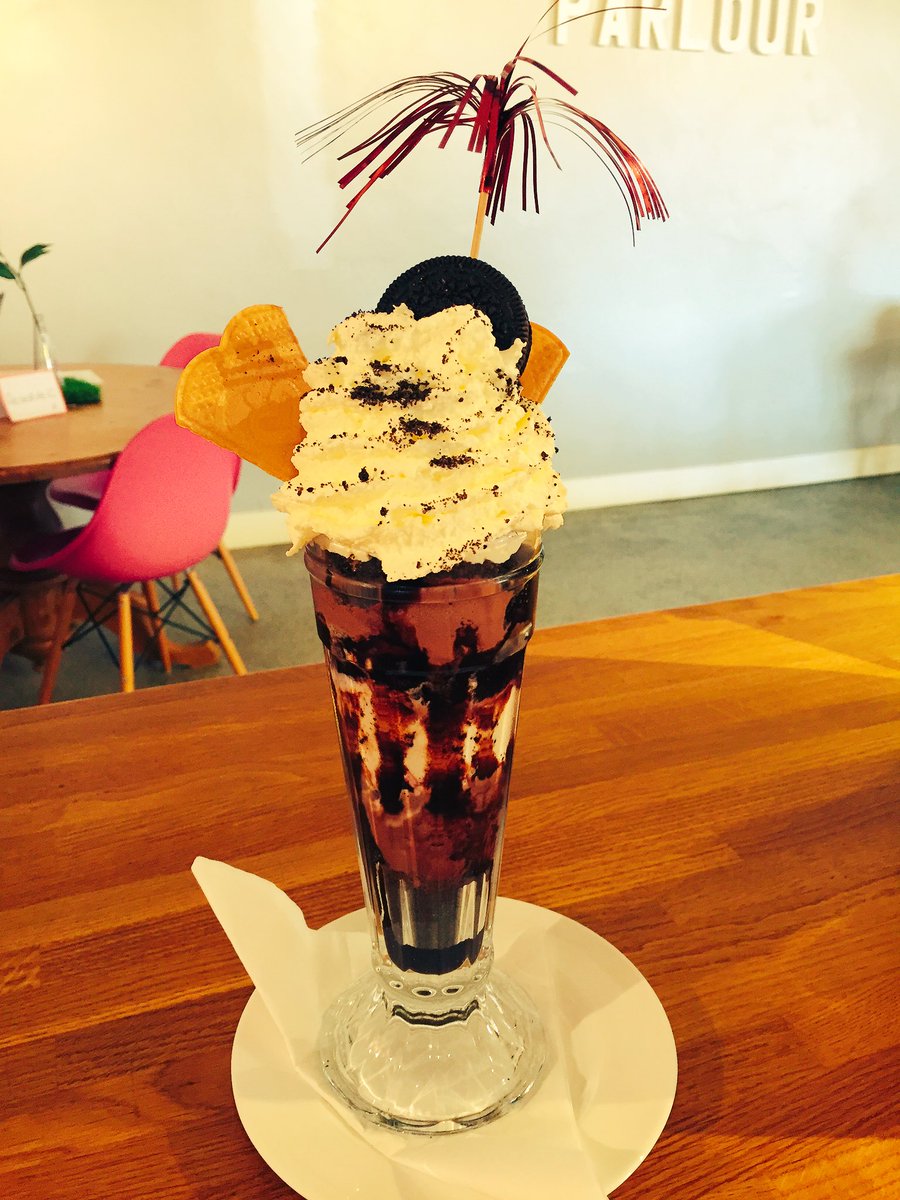 poshicecream's tweet photo. #sundaes been flying out today #lemonshortcake #oreo #icecream #FridayFeeling #icecreamfarm #chocolataddict #delish https://t.co/CFOuweZnYN