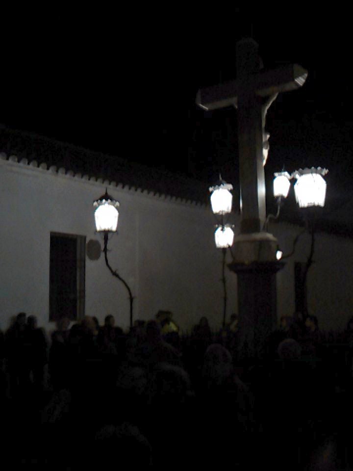 Ya estamos en Capuchinos. Impresionante la larga cola de gente que hay ahora para visitar a la Virgen de los Dolores