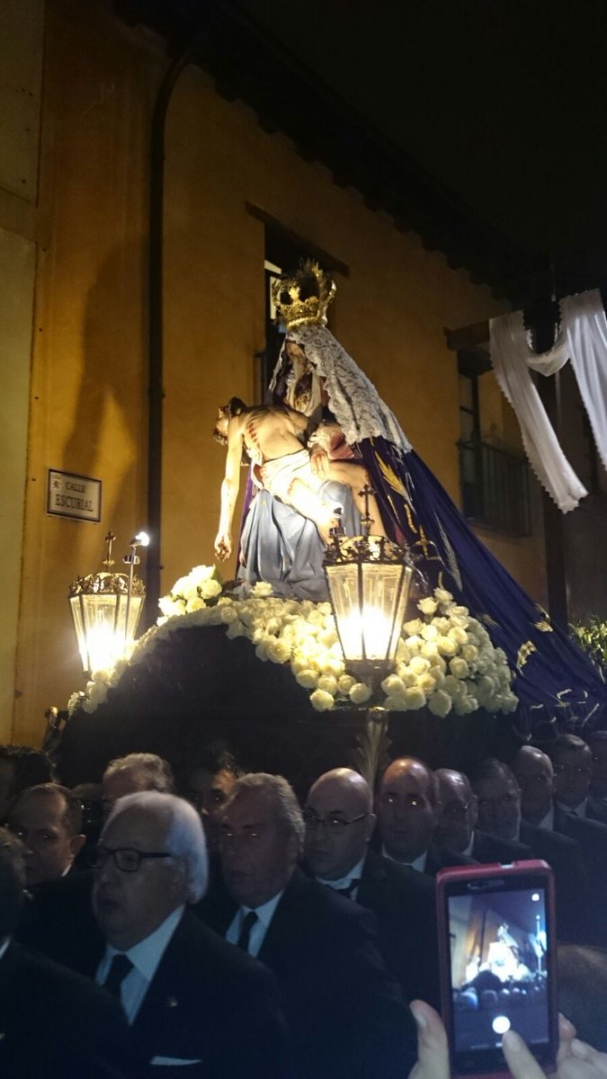 R_Blazquez's tweet photo. Primera procesión 2016... #SemanaSanta2016 #leonesp #procesion https://t.co/HNjYQeBBat