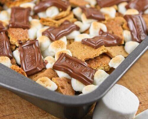 FoodPleaser's tweet photo. S'More Cake. https://t.co/JMhDXMKgSC