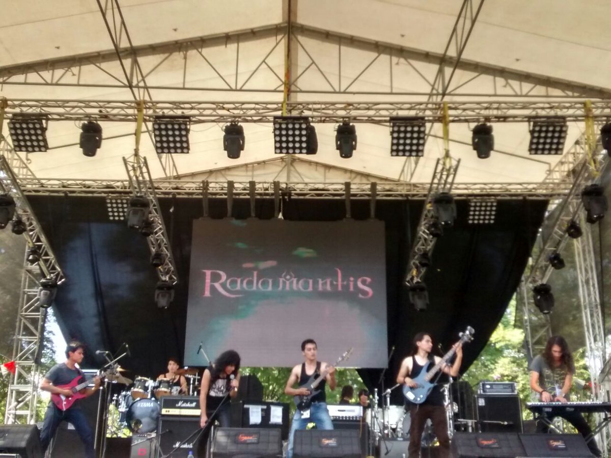 overlinemusic's tweet photo. A esta hora #Radamantis en la tarima del @UnirockCali #Unirock #unirockcali2016 #Unirock2016 #OverlineMusic https://t.co/Qnd0MWnPh4