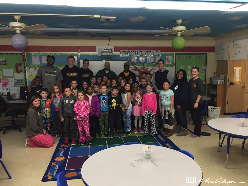 MizzouHoops's tweet photo. Fridays in Columbia are great days for #Mizzou's Read-A-Thon! Tigers visited Parkade &amp; Rock Bridge today. 👍 

#MIZ https://t.co/kf2vuIMMfu