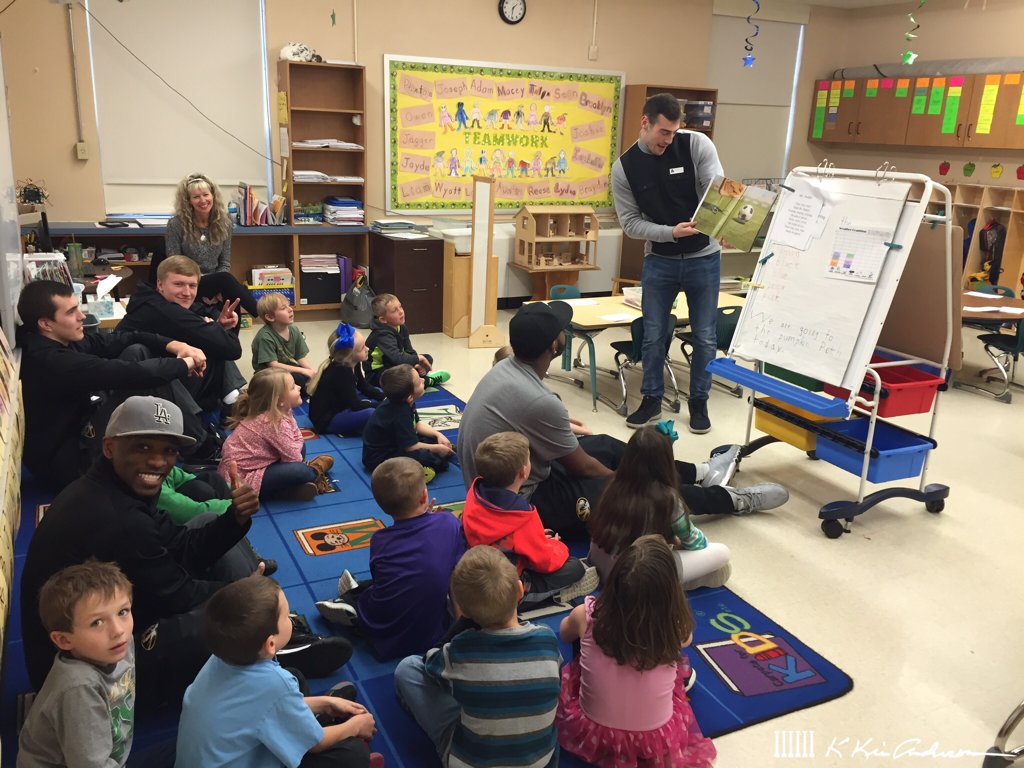 MizzouHoops's tweet photo. Fridays in Columbia are great days for #Mizzou's Read-A-Thon! Tigers visited Parkade &amp; Rock Bridge today. 👍 

#MIZ https://t.co/kf2vuIMMfu