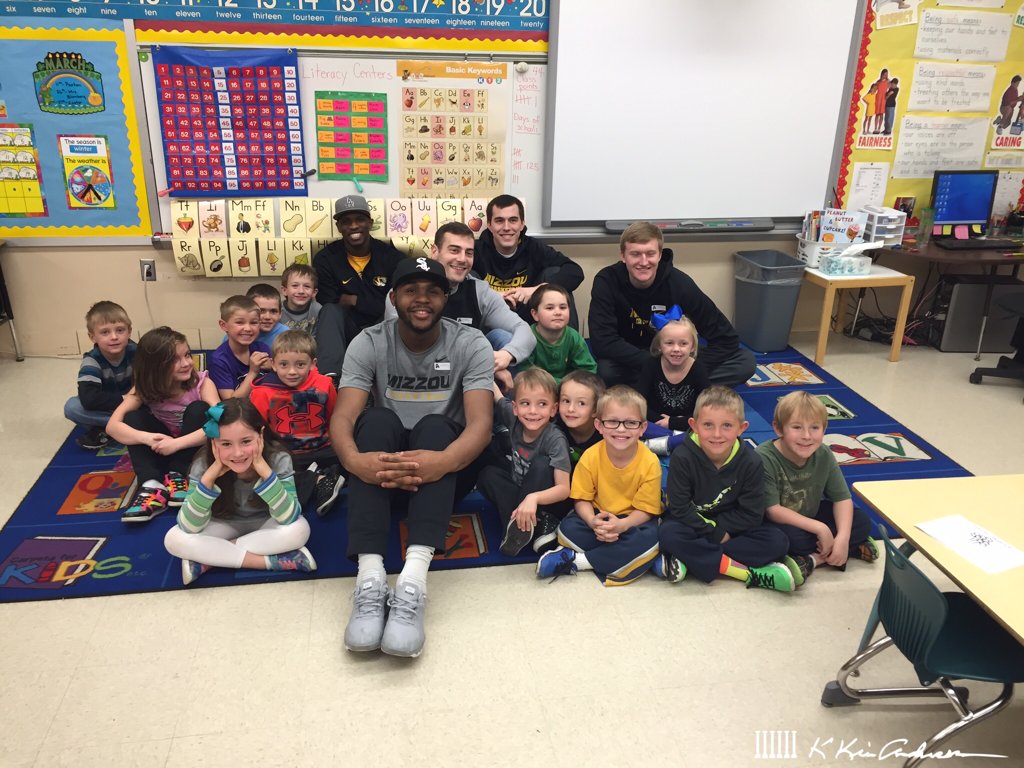 MizzouHoops's tweet photo. Fridays in Columbia are great days for #Mizzou's Read-A-Thon! Tigers visited Parkade &amp; Rock Bridge today. 👍 

#MIZ https://t.co/kf2vuIMMfu