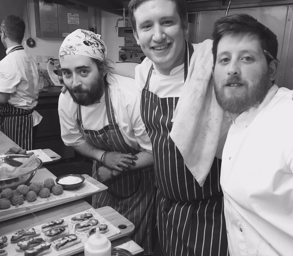 BuzzAlderin's tweet photo. Le crew... @BoatBerkhamsted @Gregblackchef #topjob #fresh https://t.co/2p1zGjp3PU