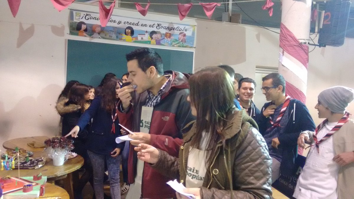 JSantJosep's tweet photo. I en aquestos moments en jurat té la dificil tasca de buscar el millor pastís i rebosteria del barri! #FallesJSJ16 https://t.co/Jbs7CrRkFZ