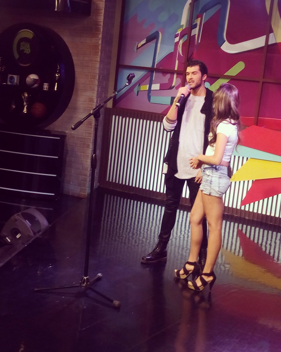DanEdoMex's tweet photo. Danny Rey en #ElShuffle #TodoParaOlvidar 🙌🎤📺 @NuMusicOficial @dannyreymusic https://t.co/17wsHVH3UK