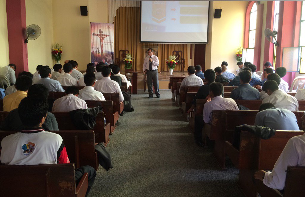 CarlosRequejoP's tweet photo. Pr. Carlos Chumbes explica a los alumnos de Teologia las estrategias para optimizar las #6metasUPN @Pr_JaimePerez https://t.co/ew5sDVVRqW