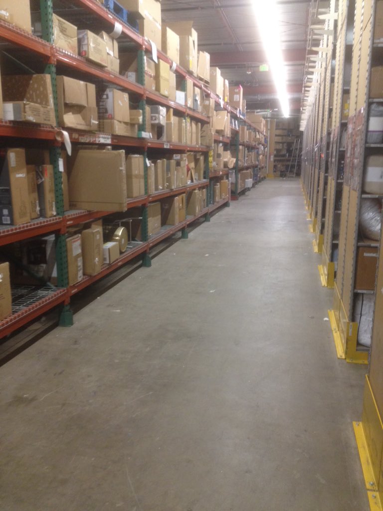 DineroMark27's tweet photo. Backstock? What backstock? @LindsayWalker3 #cleanbackroom #nobackstock https://t.co/saOJcTbodm