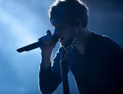 LukeHemmingArmy's tweet photo. These stage pics of Luke😍

#5SOSFam #BestFanArmy #iHeartAwards https://t.co/GUmgvF4m3H
