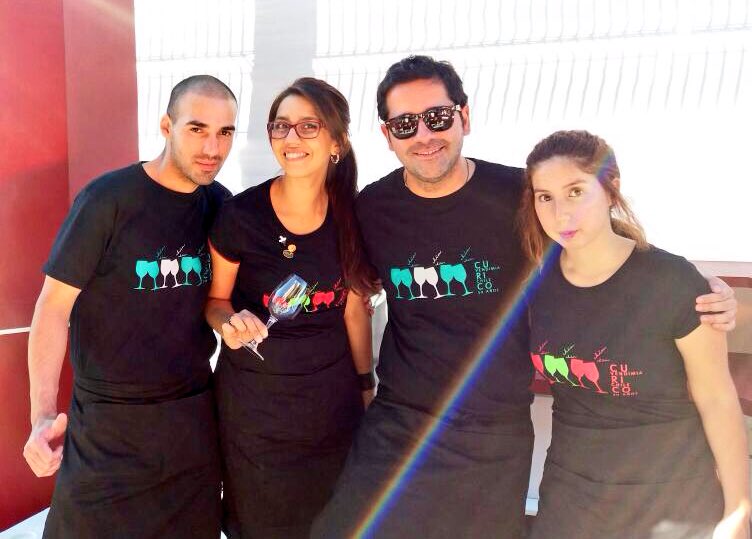 winesofcurico's tweet photo. El equipo de #Sommeliers de la #BarraSelección listos para entregarles grandes #vinos en #FiestadelaVendimiaCuricó! https://t.co/7dwV2ogZGg