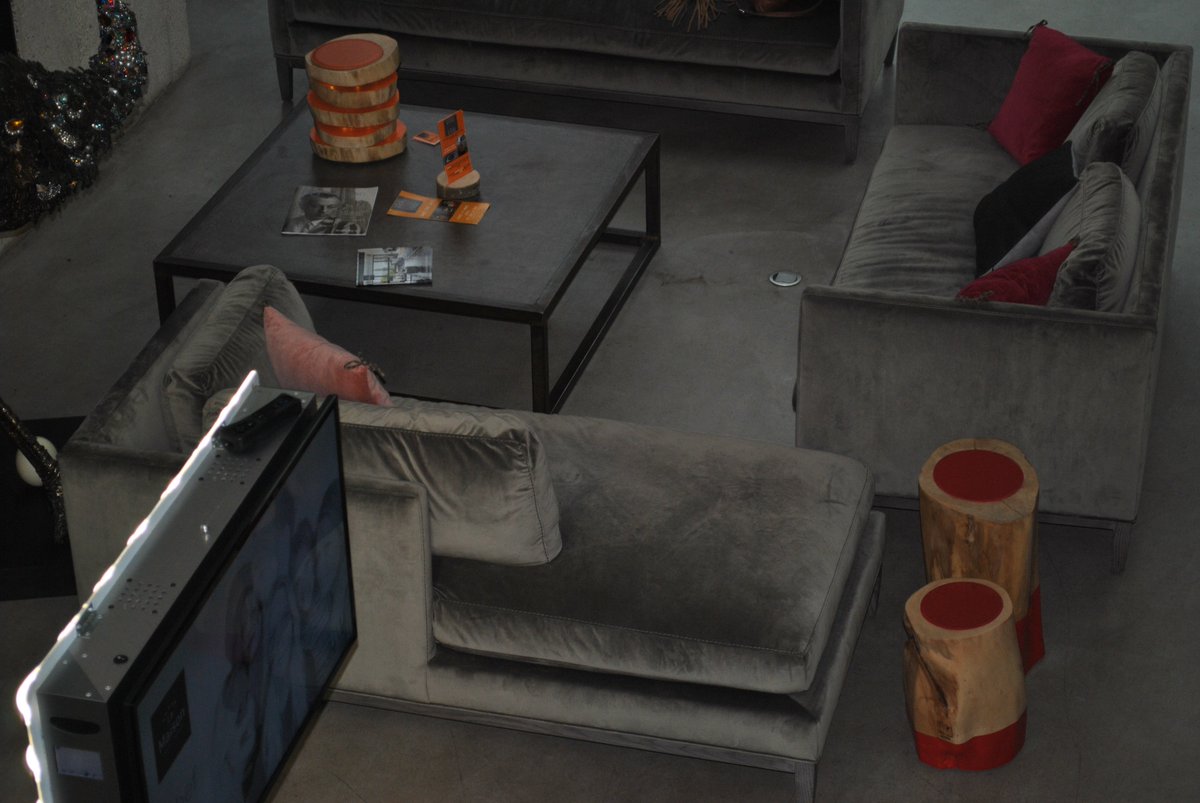 Vrai2V's tweet image. Expo totems VRAI2VRAI à La Maison, Issy les Moulineaux. Magique ! #totems #boutsdecanape #boisdesign #lamaison