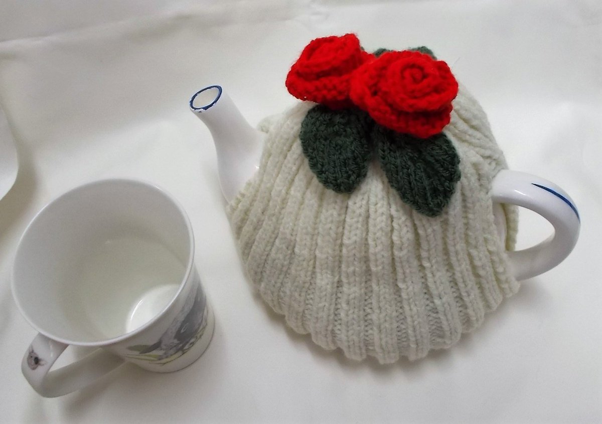 AlsCraftyCorner's tweet photo. Hand knitted Tea Cosies, Red flower Cozy, Handknit Cosy, Tea … https://t.co/bqZyZ8s4pI #AlsCraftyCorner #CreamColors https://t.co/IeR8YeRG10