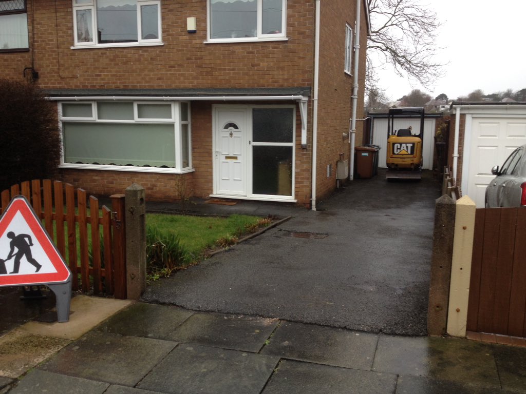 Dempseypaving's tweet photo. Before & After #Yorkstone #driveways #setts #paving #handlaid https://t.co/LfGNdCUFhF