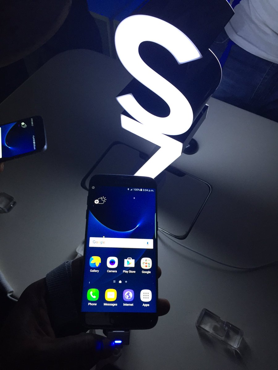 MacJordaN's tweet photo. 30 mins water proof + discount from selected restos in Accra. Expandable storage. I am sold already #S7Launch #Ghana https://t.co/m1KpBDFkyn