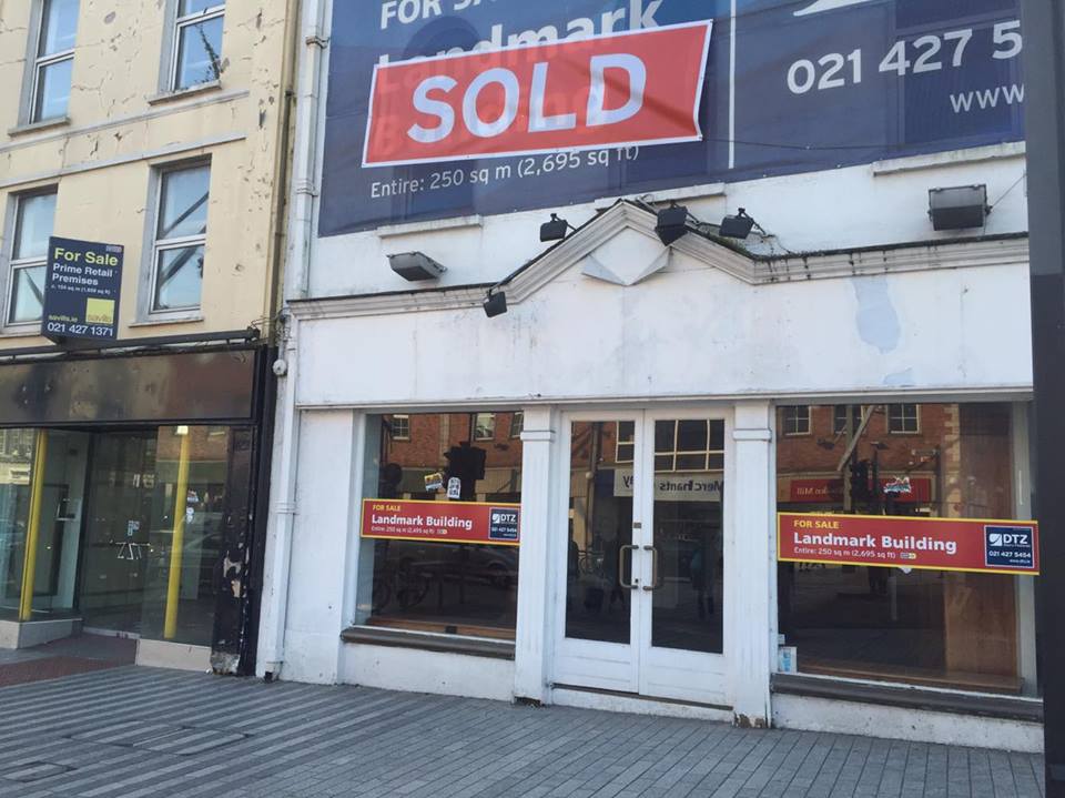 AoifeUCC's tweet photo. two big stores vacant on the top of Patrick street. Is this the result of high rents, recession, location etc. ? https://t.co/gI1Z9PVc7d