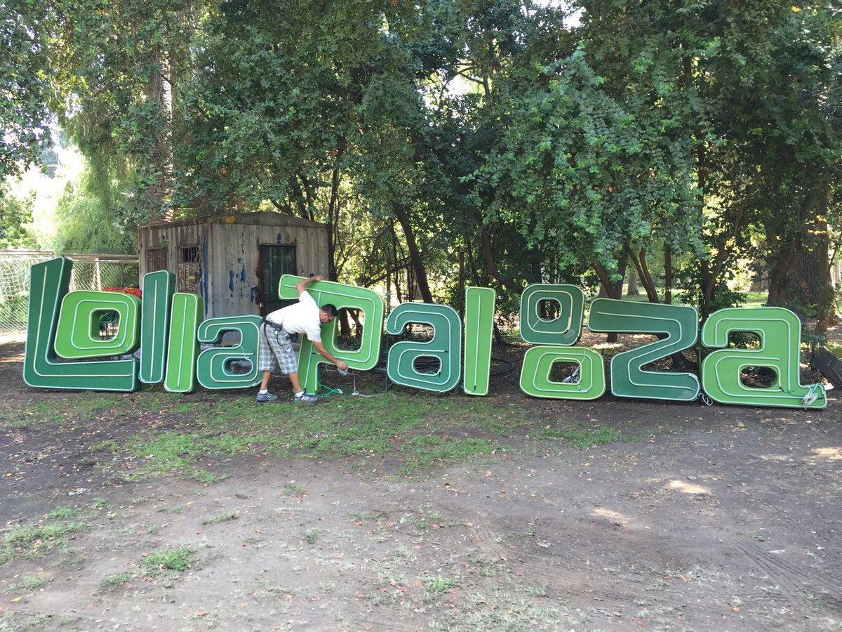 lollapaloozacl's tweet photo. Mañana nos levantamos con la @rockandpop. Porque desde las 11:00 habrá un especial #LollaCL 2016. https://t.co/9PIjM8q8wZ