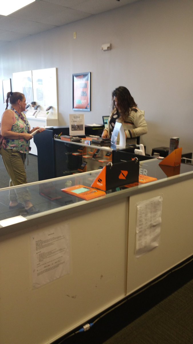Jsalt_Business's tweet photo. New employee closing a two new line with protection @CK75Enterprise @SPGWinston @eSecShawn @SprintCarolinas https://t.co/gi227ciTLt