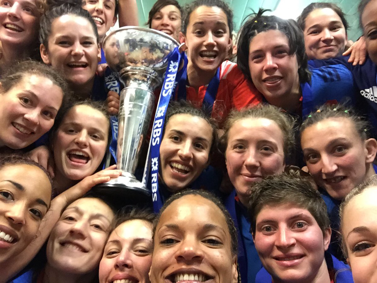 FranceRugby's tweet photo. #FranceFéminines Le Selfie du titre 2016 👍! 🇫🇷💪 #soutienslexv https://t.co/txeYJmPjHq