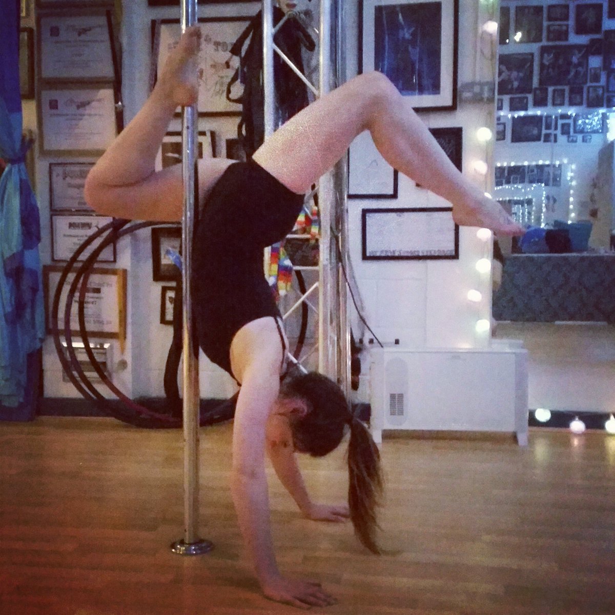 dansuela_'s tweet photo. Feeling more confident in my butterfly handstand now - yay! #poleninja #polefitness https://t.co/Za6R1N332Y