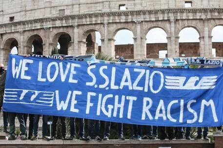 hools1969's tweet photo. Gran gesto de parte de la afición de la Lazio | "we love Lazio, we fight racism" https://t.co/NcQEGJCuio