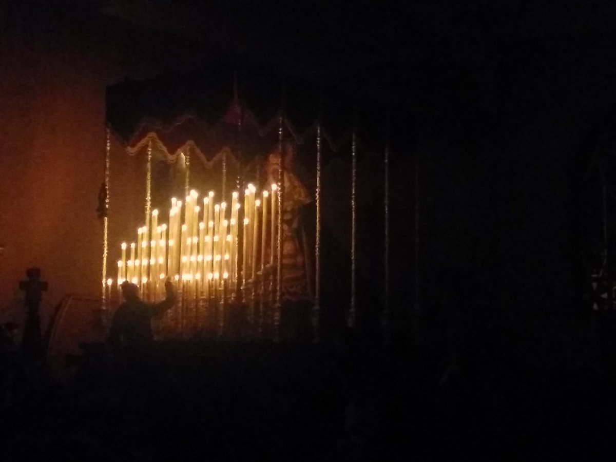 Imágenes del retranqueo del paso de mosterio y primera levantá del paso de palio. #ViernesdeDolores